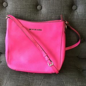 Michael Kors Jet Set Hot Pink MESSENGER Crossbody Bag purse travel minimalist